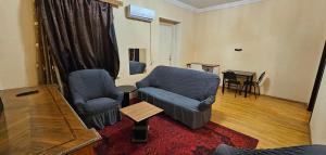 第比利斯KIEV ROAD APARTMENT的客厅配有两把椅子和一张沙发