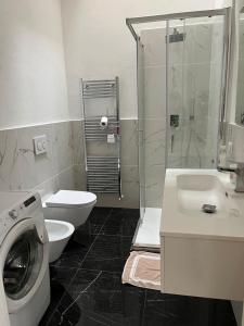 奥里奥阿塞里奥Apartment Orio Volta的浴室配有卫生间水槽和洗衣机。