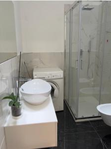 奥里奥阿塞里奥Apartment Orio Volta的一间带水槽和玻璃淋浴的浴室
