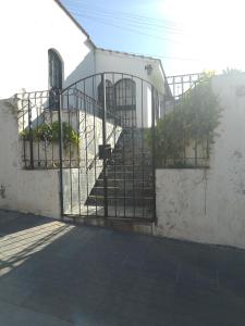 科尔多瓦Hostel Alto Alberdi的大楼的铁门,设有楼梯