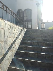 科尔多瓦Hostel Alto Alberdi的大楼前的楼梯