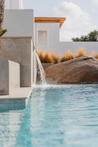 克洛瓦斯Oliving Mykonos Luxury Suites的一个带喷泉的游泳池
