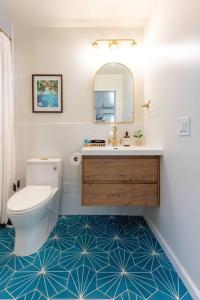 圣地亚哥Casita Amarilla, Tiny House的一间带卫生间、水槽和镜子的浴室