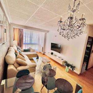 雷乌斯Premium Aparthotel-PortAventura, FerrariLand,tren的带沙发和吊灯的客厅