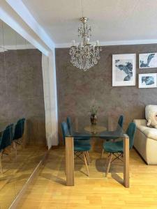 雷乌斯Premium Aparthotel-PortAventura, FerrariLand,tren的一间带桌椅和吊灯的用餐室