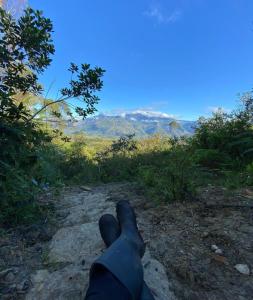 CuispesCasa de la Montaña Sagrada (Hospedaje Místico)的一个人在岩石上,眺望着群山