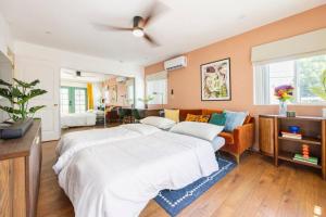 圣地亚哥Emerald Guest House的一间带两张床和一张沙发的大卧室