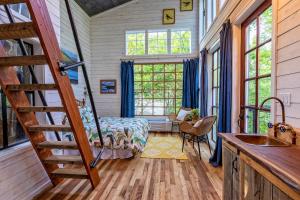 查塔努加Treetop Hideaways: The Dogwood Treehouse的一间设有床铺的卧室,位于带窗户的房间内