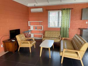 VaiteleKeris Rental Houses的客厅配有沙发、椅子和电视
