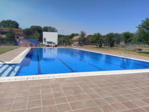 圣玛丽亚-德帕劳托尔德拉Casa en Parque Natural del Montseny.的蓝色海水大型游泳池