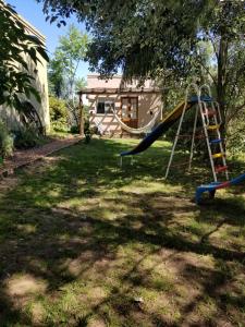 科隆El Sosiego Posada de Campo的院子里带滑梯的游乐场