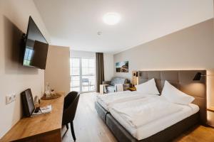 阿尔滕马克特蓬高罗德斯派克兰德酒店的配有一张床和一张书桌的酒店客房
