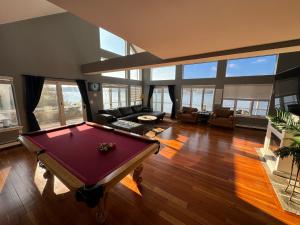 格罗顿Spectacular home with a amazing ocean - river view的大型客厅设有台球桌
