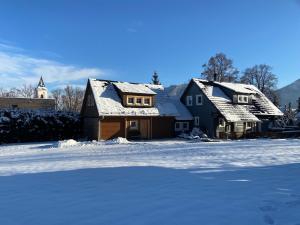 利普托斯基米库拉斯Chata Dante的一座房子被雪覆盖在院子里