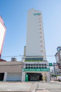 库里提巴Hotel Nacional Inn Curitiba Torres的一座建筑的顶部有一座塔楼