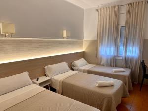 布拉内斯Can Setmanes by CozyCatalonia的酒店客房设有三张床和窗户。
