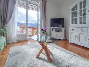 维甘Sea-view Apartments Klara - Viganj的客厅配有玻璃桌和电视