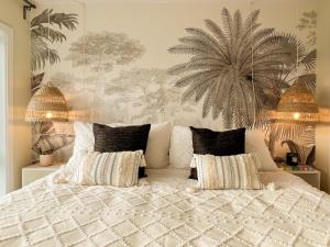 蒙特利尔Mila Suites的卧室配有白色的床和2个枕头
