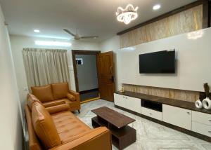 海得拉巴Ahasa Bacardi的带沙发和平面电视的客厅