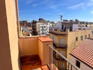 布拉内斯Can Setmanes by CozyCatalonia的公寓的阳台享有城市美景。