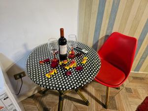Alto HospicioHotel la Pampa的一张桌子,上面放着一瓶葡萄酒和酒杯