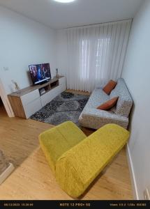 毕尔巴鄂Bonito Apartamento en Zamakola的带沙发和电视的客厅