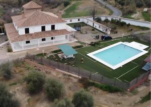 阿洛拉Caminito del Rey Piscina Campo fútbol 20 adultos的享有带游泳池的房屋的空中景致