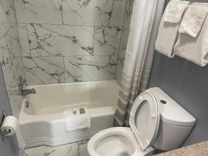 萨凡纳Americas Best Value Inn-Savannah的浴室配有白色卫生间和浴缸。