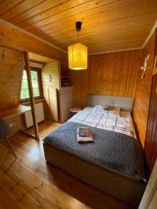 LubowidzAgroturystyka Siedlisko的小木屋内一间卧室,配有一张床
