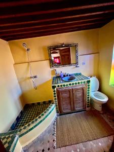 非斯达拉卜卡拉酒店的一间带水槽、卫生间和镜子的浴室