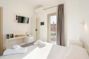 San SperateTS ROOMS - Guest House Deidda的白色卧室,配有带毛巾的床