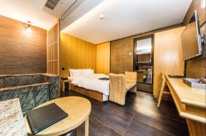 首尔Hotel Cullinan Wangsimni的一间酒店客房 - 带一张床和一间浴室