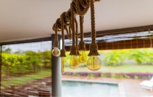 格兰贝伊Grand Bay Luxury Villa with Pool & Garden的吊在天花板上的一组灯泡