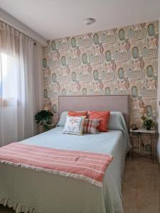 Castejón de MonegrosApartahotel La Chipranera的一间卧室配有一张壁纸覆盖的床铺