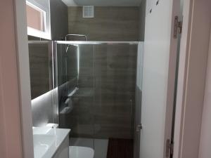 哈恩Apartamento de 3 dormitorios Jardinillos Centro的带淋浴、卫生间和盥洗盆的浴室