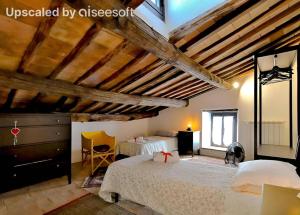 巴尼奥雷焦Palazzo Granaroli的一间卧室,配有两张床