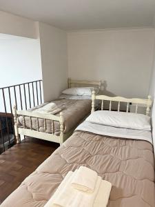 那不勒斯House Caracciolo的两张睡床,位于带喷雾器的房间里