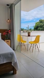 伊塔卡雷Estúdio Arruda的卧室配有一张床和一张桌子及椅子