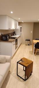 Antares - SILS --- 2 chambres séparées en mezzanine的厨房或小厨房