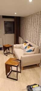 凯恩Antares - SILS --- 2 chambres séparées en mezzanine的客厅配有两张沙发和一张桌子