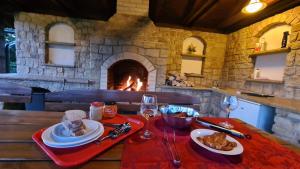 弗尔赫拉比Villa Harta的餐桌,餐盘和壁炉