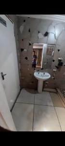 索韦托GLOBAL PRIDE的画画带水槽的浴室的人