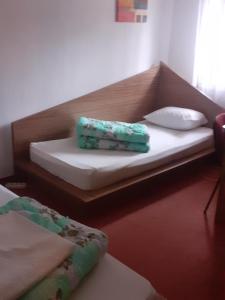 Hanul Anitei La paducel的床上有两条绿色毛巾