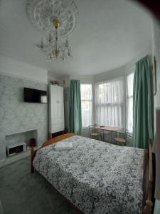 依尔福Mari London room for holiday的一间卧室配有一张床和一个吊灯