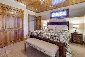 马吉谷Mountain-View Cabin in Maggie Valley with Foosball!的一间卧室设有一张床和木制天花板