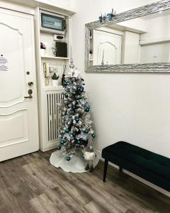博洛尼亚B&B La Fenice的房间的角落处的圣诞树
