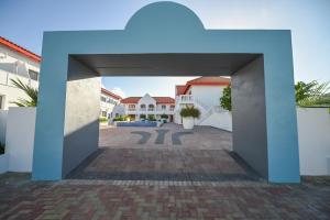 奥拉涅斯塔德E Solo Aruba Apartments的庭院景度假屋