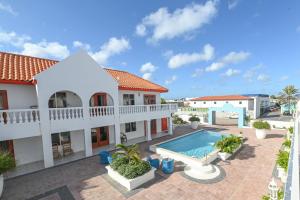 奥拉涅斯塔德E Solo Aruba Apartments的享有带游泳池的别墅的空中景致