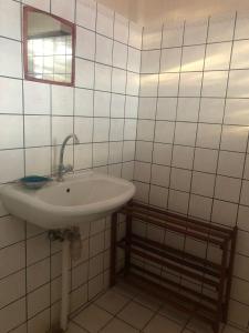 帕拉马里博Pied a Terre的白色的浴室设有水槽和镜子