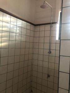 帕拉马里博Pied a Terre的浴室设有白色瓷砖淋浴。